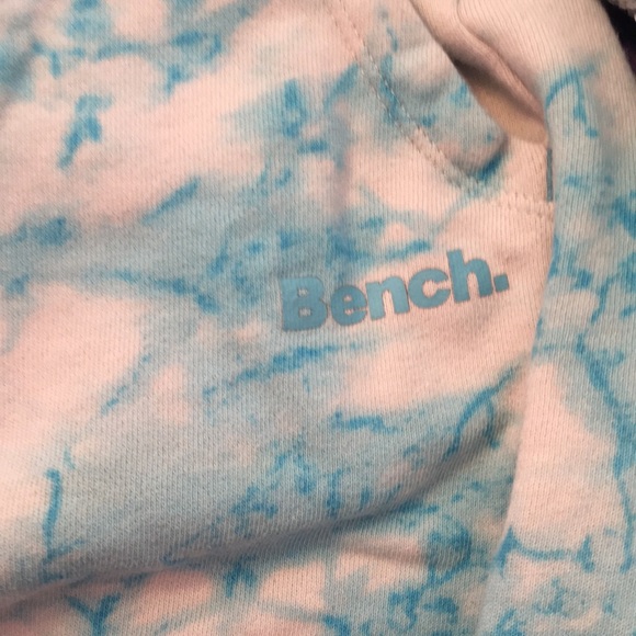 I am selling a matching set of shorts and a long sleeve shirt from the bench - Picture 3 of 5